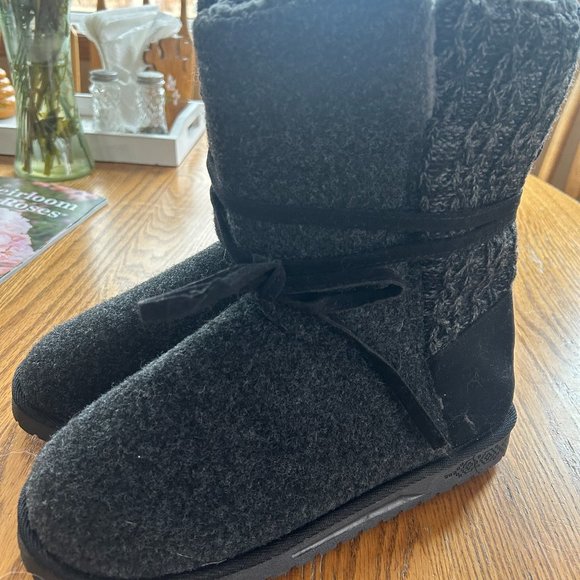 Essentials by Muk Luk Women's Boots brand new with tags - Picture 1 of 6
